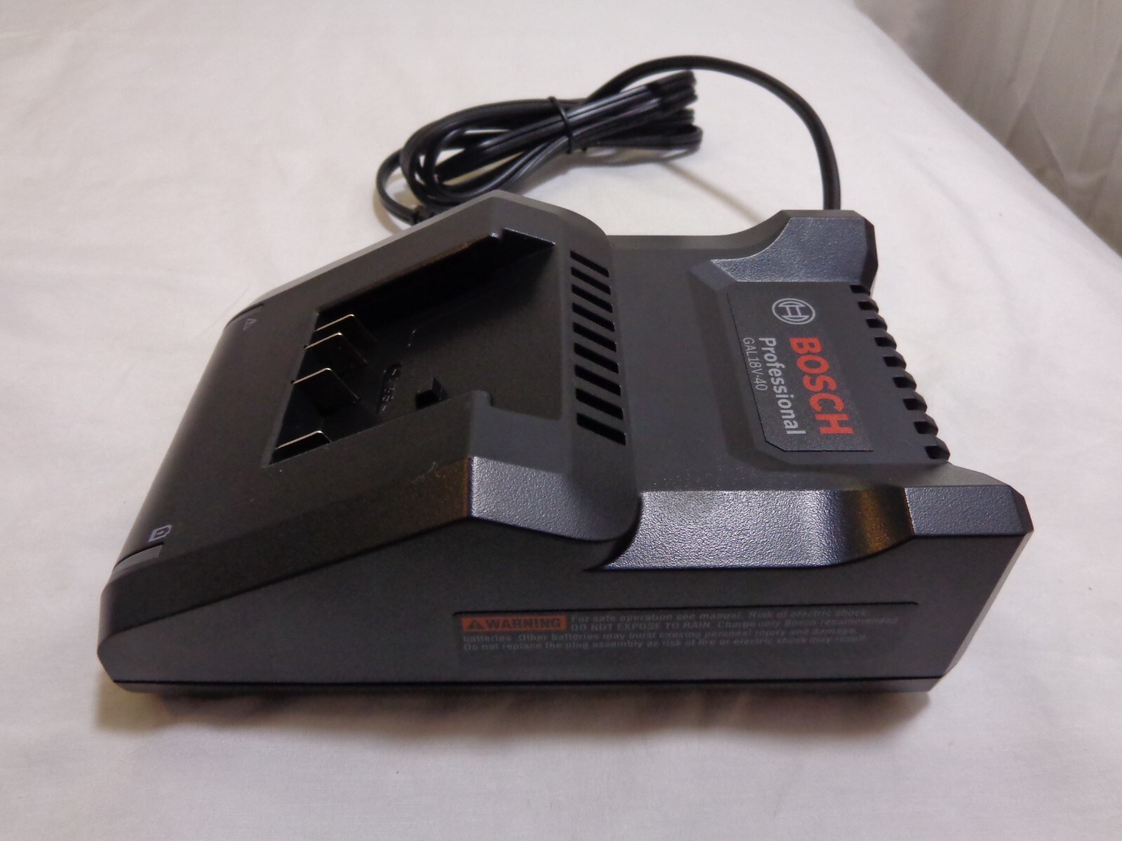 BOSCH CORE 18V 4.0AH BATTERY & BATTERY CHARGER ( NEW) GBA18V40/GAL18V