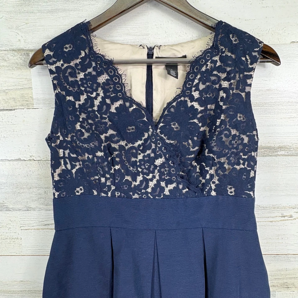 Vestido plisado sin mangas de encaje azul marino White House Black Market talla 8 Foto 4 de 4