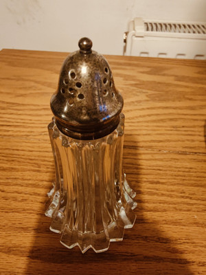 Vintage Muffineer - Tee oder Frühstück Tisch Zuckerstreuer Glas und Silberteller ?