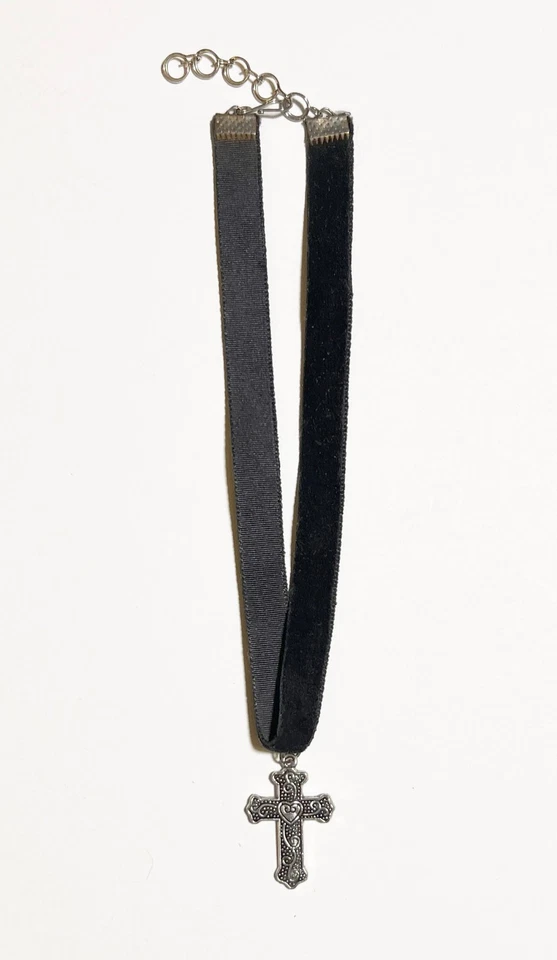 Gargantilha vintage de veludo preto com pingente de berloque de prata coração na cruz de videira - Imagem 3 de 4