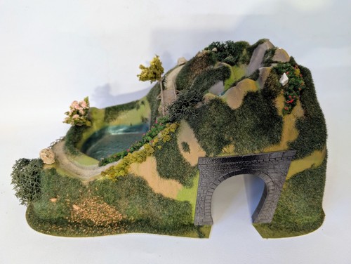 BUSCH 2350 Diorama Collina con Tunnel e Laghetto - Vintage W. Germany - 40x27x18 | Zustand: Usato