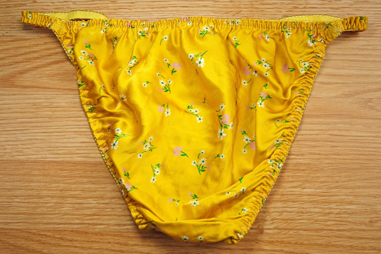 VINTAGE NYLON SHINY SLIPPERY PRETTY SATIN SILK YELLOW FLORAL STRING