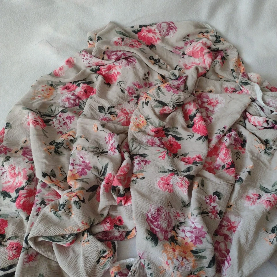 Tela Floral Rayón Arrugado 54"W X 3 Yardas Gris con Rosas Rosa y Púrpura Foto 4 de 4