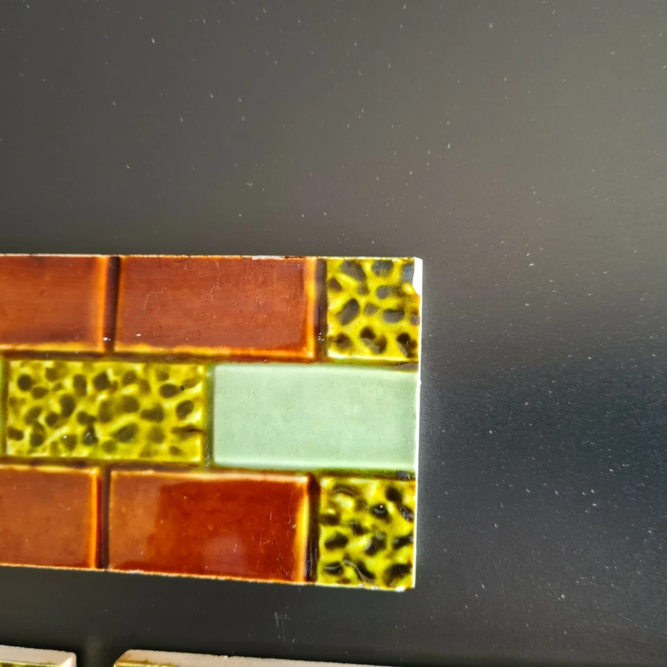 Conjunto antigo de sete azulejos espaçadores de majólica para lareira C1890 - Imagem 2 de 4