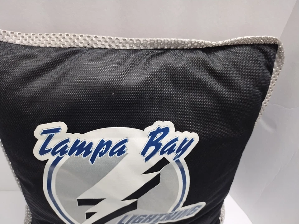 Tampa Bay Lightning Almohada Lanzamiento DIRECTRICES NHL Negro Plata Azul Jersey Material Foto 4 de 4