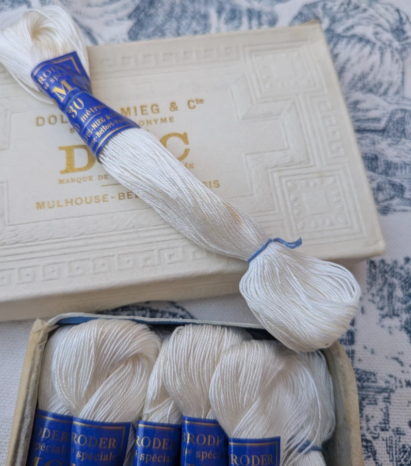 boite ancienne DMC de 12 échevettes coton à broder spécial N°30 blanc neige - Photo 3/4