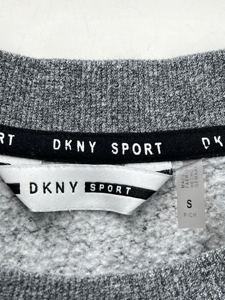 Moletom Vintage DKNY Sport Crop Feminino Tamanho Pequeno Cinza Logotipo Grande Frete Rápido - Imagem 3 de 4