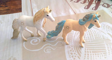 2x Fantasy Einhorn-Figuren, wei&szlig;, mit blauer und gelber M&auml;hne