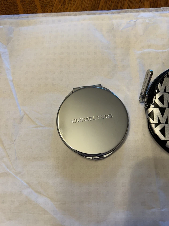 Espejo compacto Michael Kors MK firma en estuche con cremallera Foto 2 de 4