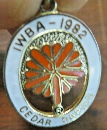 I.W.B.A.1982 CEDAR RAPIDS IOWA INTERNATIONAL WOMEN'S BOWLING ASSN.SOUVENIR CHARM - Picture 2 of 3