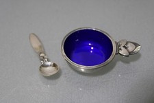 GEORG JENSEN DENMARK Salzstreuer und L&ouml;ffel, Silber mit blauer Emaille.