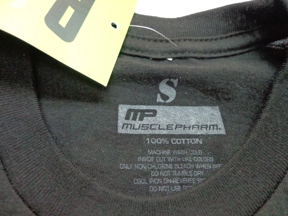 Camiseta Negra Muscle Pharm MP 'Get Swole Live Swole' Pequeña NUEVA con DEFECTO Foto 3 de 4