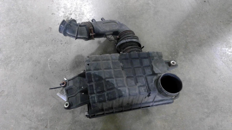 Used Air Cleaner Assembly fits: 2000 Nissan Pathfinder 6 cylinder Grade A - Image 2 of 4