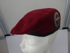 B18-42) Orig. Bundeswehr Barett bordeaux rot mit Abzeichen: Heeresflieger Gr.59