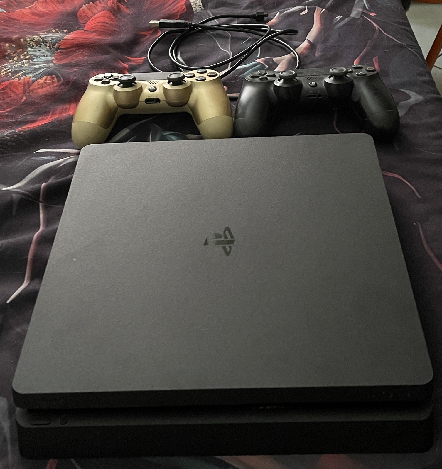 Sony PlayStation 4 Slim 500GB con 2 joystick 1 nero+1 oro+3giochi+cavo usb