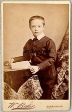 CDV JUNGE LESEBUCH VON BAKER BIRMINGHAM ANTIKES FOTO SCHICKER ANZUG VIKTORIANISCH