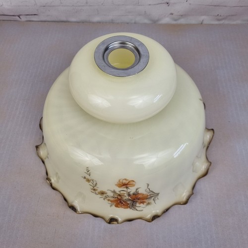 Grande paralume vintage in vetro panna con disegno floreale bordo arricciato - Foto 3 di 24