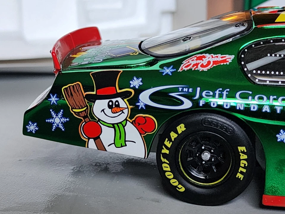 Jeff Gordon #24 1:24 Foundation Holiday Car Monte Carlo SS 2006 Color Chrome - Image 4 of 4