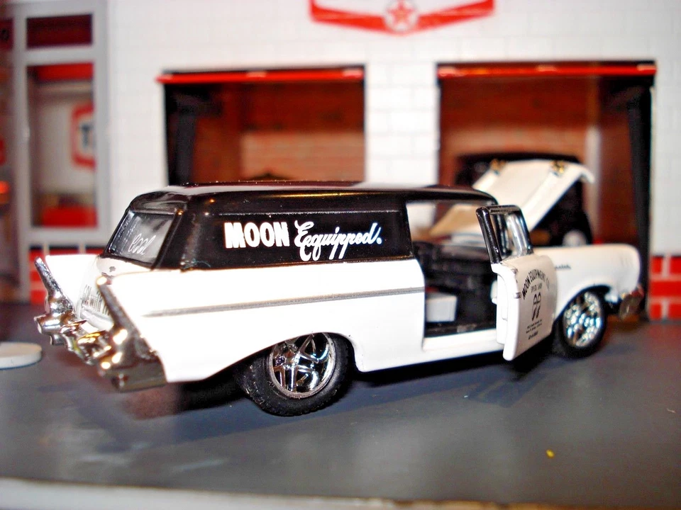 1957 CHEVROLET SEDAN DELIVERY 2 DOOR WAGON LIMITED EDITION 1/64 MOONEYES CUSTOM - Image 3 of 4