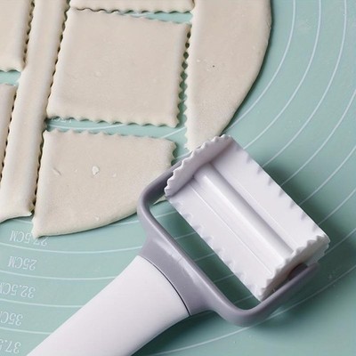 Plastic Dough Wheel and Cookie Cutter Tool for Quick, Clean Pastry Cutting 1pc
