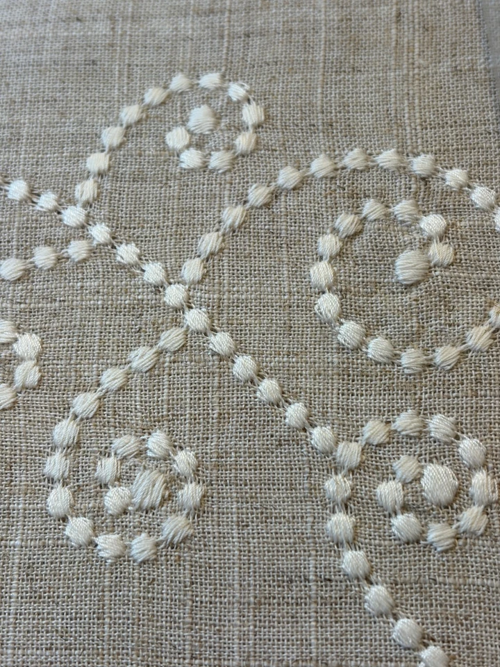 Mantel oblongo beige perla francesa Lenox 60 X 102 bordado borde festoneado Foto 3 de 4