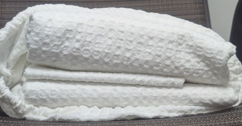 Quince 100% Organic Luxe Waffle Duvet Cover 2PC Set Color White Size Twin -NEW- - Picture 3 of 6