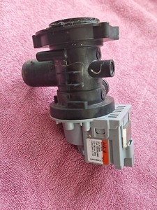 Hotpoint WMEF 963 Waschmaschine WASSERABLAUFPUMPE 16002625600 ROT/T22