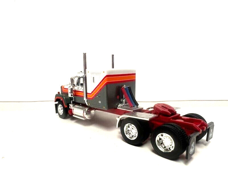 DCP / FIRST GEAR 1/64 SCALE MACK SUPER LINER FLAT TOP WHITE, RED