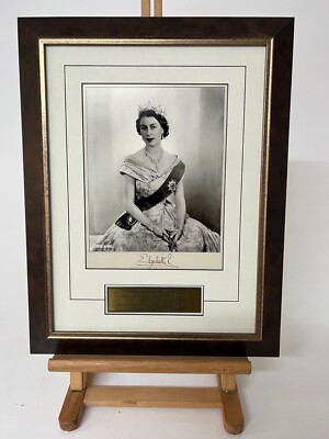 Queen Elizabeth II Her Majesty - B&W Signed & Framed 10x8 Photograph Print