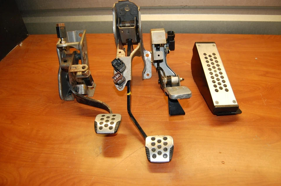 03-08 Juego de pedales de freno y embrague Nissan G35 350Z transmisión manual MT OEM Foto 2 de 4