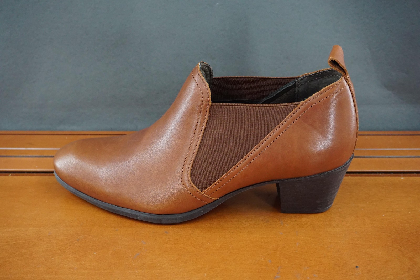 Munro Boots Womens 8.5 US Brown Leather Chelsea Ankle Booties Comfort