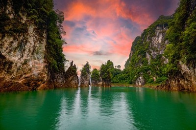 Wandbild: Landschaft aus Thailand, Khao Sok National Park, an einem [...]