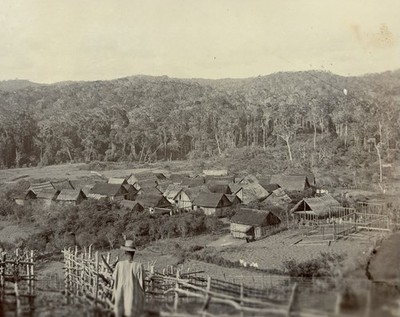 Madagaskar, Dorf bei Antananarivo, Panorama, Originalabzug, 1868 »