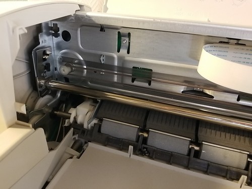 Hewlett Packard DeskJet 812C, Parallel & USB - Powers On, Needs Ink - Picture 8 of 12
