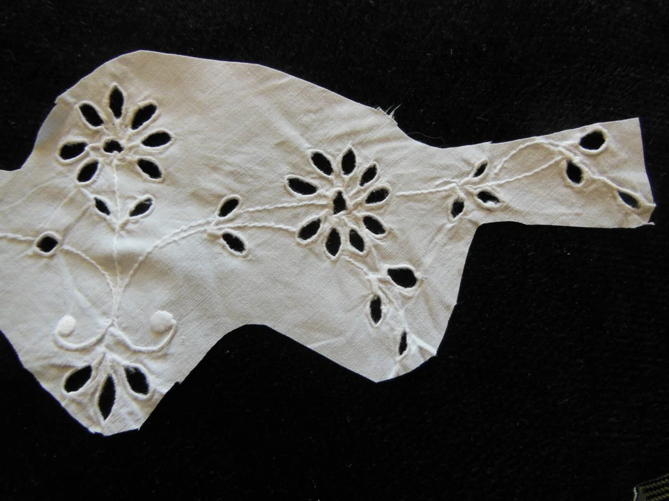 Trés longue broderie ancienne fleur 42 cm our création  couture patchwork T3-20 - Photo 3/4