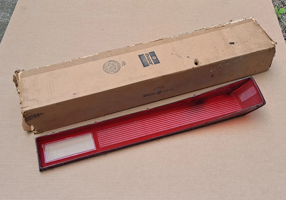 Dodge Diplomat Plymouth Gran Fury 1980-1989 NOS MoPar LENTE DE LÁMPARA TRASERA DERECHA Foto 3 de 3