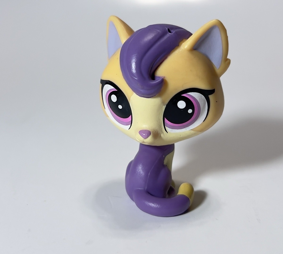 Littlest Pet Shop Authentic Cat Sitting LPS Hasbro Yellow Purple