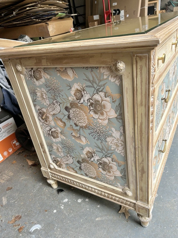 Aparador consola tocador buffet vintage cajones de pintura chippy y herrajes de latón Foto 4 de 4