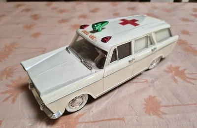 VOITURE TOLE PLASTIQUE FIAT SEAT 1400 AMBULANCE RICO 22CM - Photo 1/4