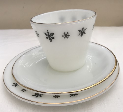 Cups, saucers & side plates x 2, JAJ Pyrex Gaiety, with black snowflake, 1950s - Picture 5 of 12
