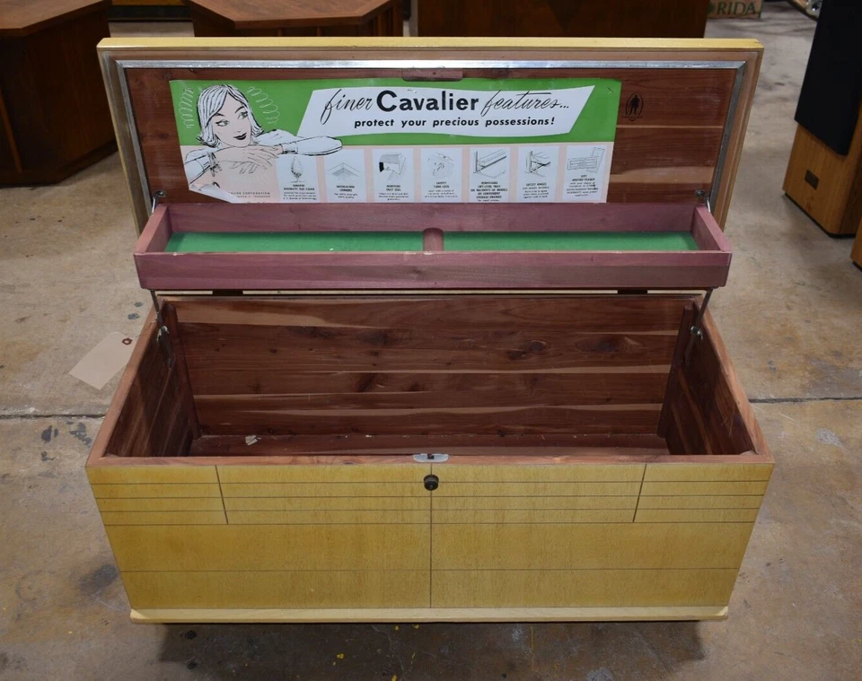 Manta rubia vintage Mid Century Cavalier cofre de cedro, sin cerradura Foto 2 de 4