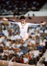 Hope Spivey EE. UU. compite en la barra de equilibrio durante un gimnasio EE. UU. URSS - Foto antigua 2