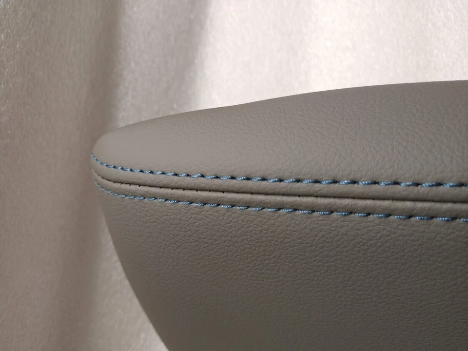 Volt 2016-2019 gray leather center console lid armrest. Blue stitching. OEM New - Imagem 4 de 4