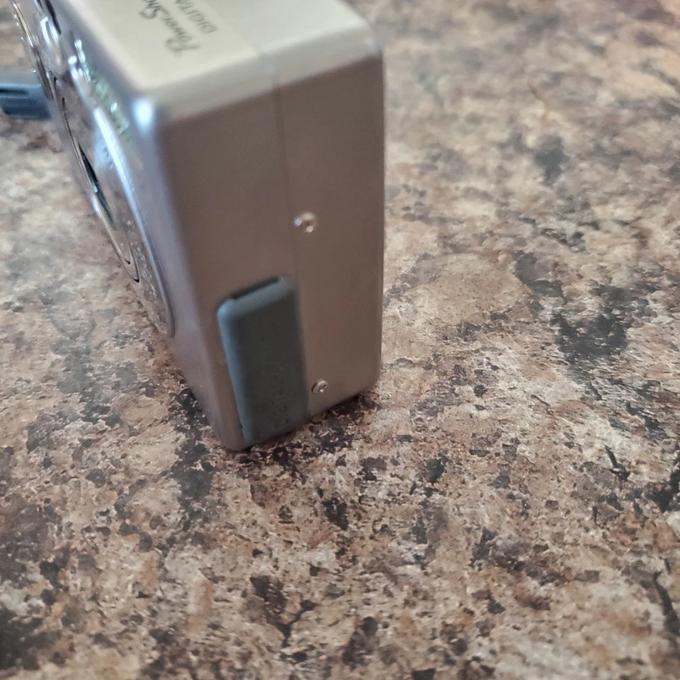 Canon PowerShot S230 Digital ELPH 3.2MP Digital Camera FOR PARTS - Image 3 of 4