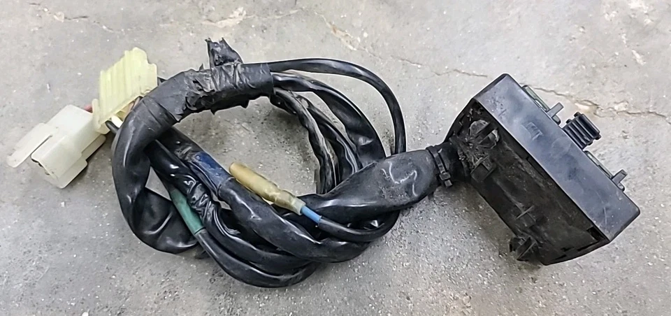 1986 Honda Shadow VT1100C Fuse Plate Assembly 38200-MG8-005 - Image 3 of 3