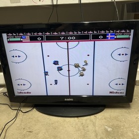Sistema de entretenimiento NES Nintendo Ice Hockey (1988). &iexcl;Funciona muy bien! &iexcl;Aut&eacute;ntico!