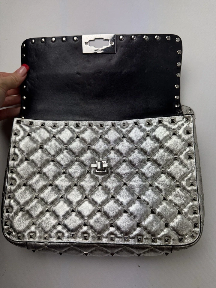 Bolso de Hombro Valentino Garavani Plateado Rockstud Acolchado Metálico Chic Moda Foto 2 de 4