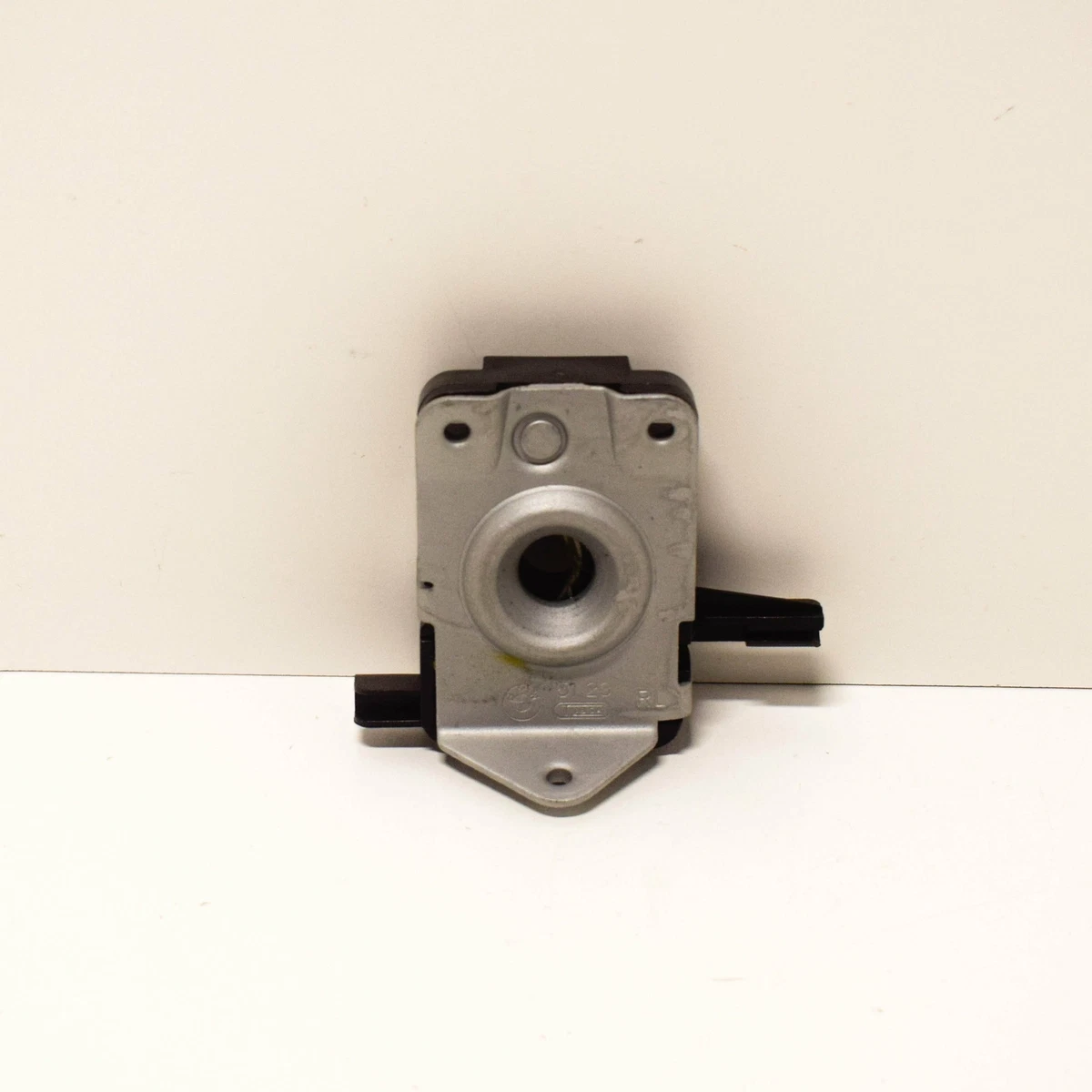 NEW BMW 3 E36 RIGHT LOWER BONNET LOCK CATCH RHD 51231977636 