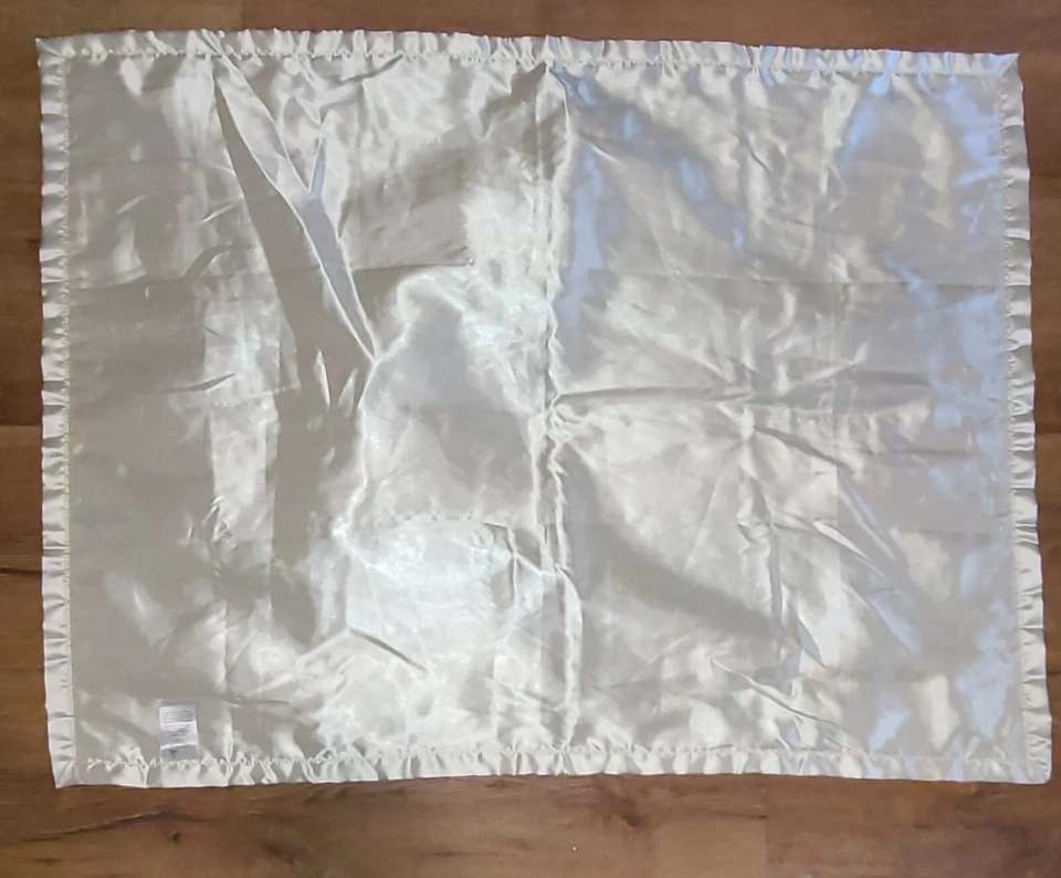 Manta bebé sherpa y satinado de felpa blanca crema BeanSprout flores mariposas Foto 3 de 4