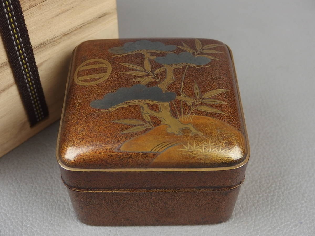 Japanese Lacquer Incense Box Gold Silver Pine Design Pearskin